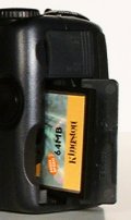 Nikon Coolpix 990: CompactFlash kártya és kártyahely