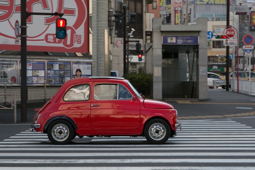 Furcsa látvány a kis európai autó a japánok közt