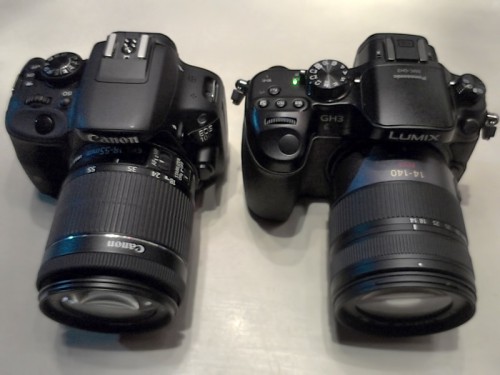 balra: EOS-100D; jobbra: Panasonic DMC-GH3