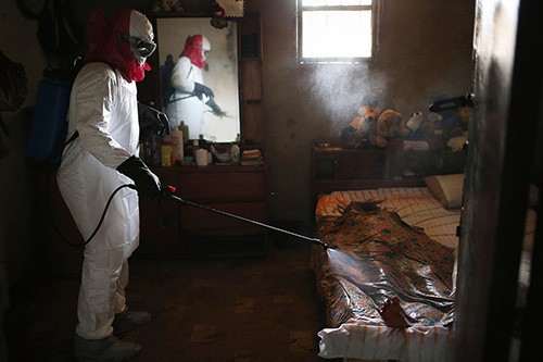 John Moore: Ebola Crisis Overwhelms Liberian Capital (2015 Sony World Photography Awards)