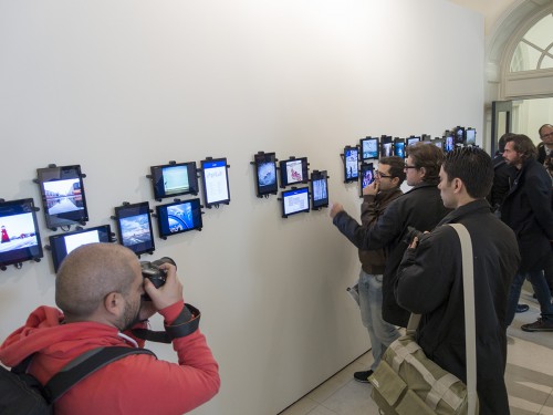 Mobil kategória kiállítása a bejáratnál