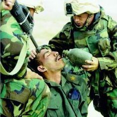 Steve McCurry nyomás alatt – avagy meddig nyújtózkodhat egy fotós?